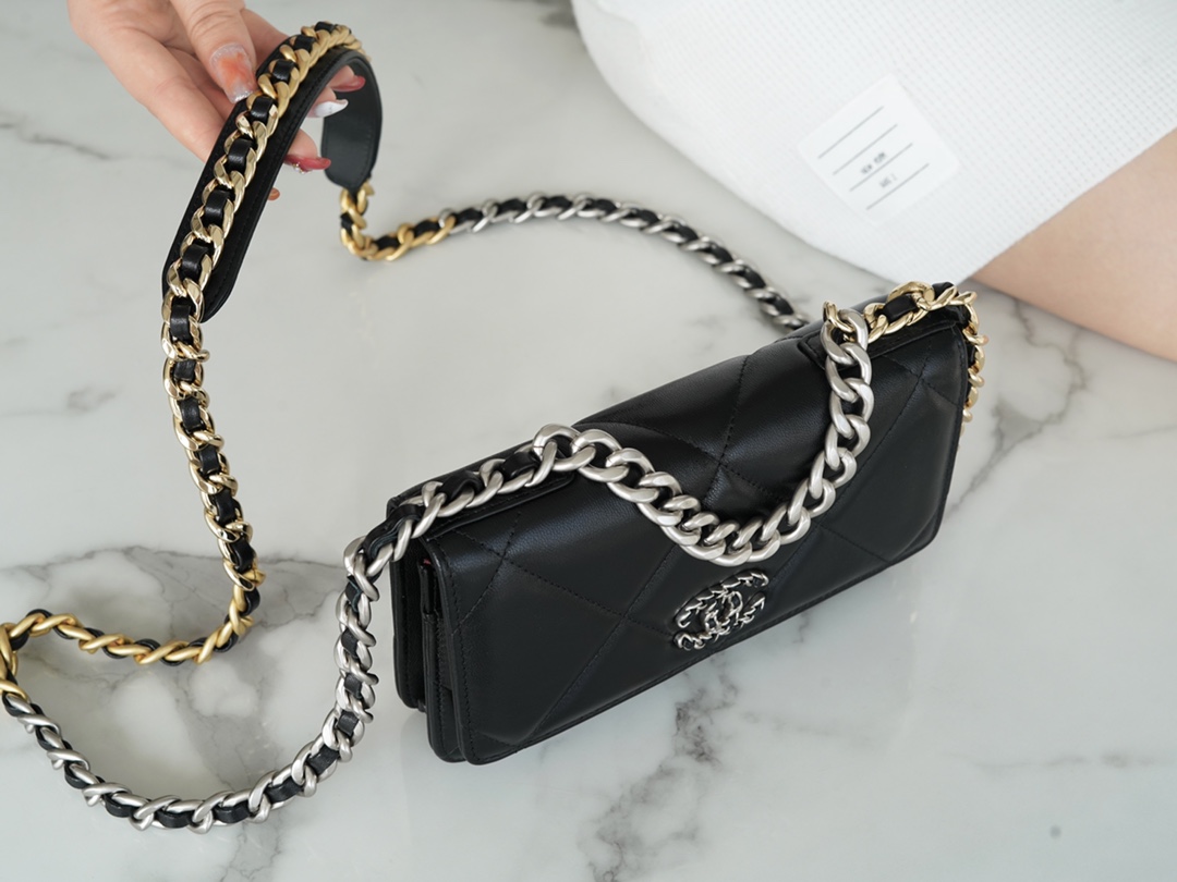 CHANEL 19Bag 𝑾𝒐𝒄 22C black with silver buckle