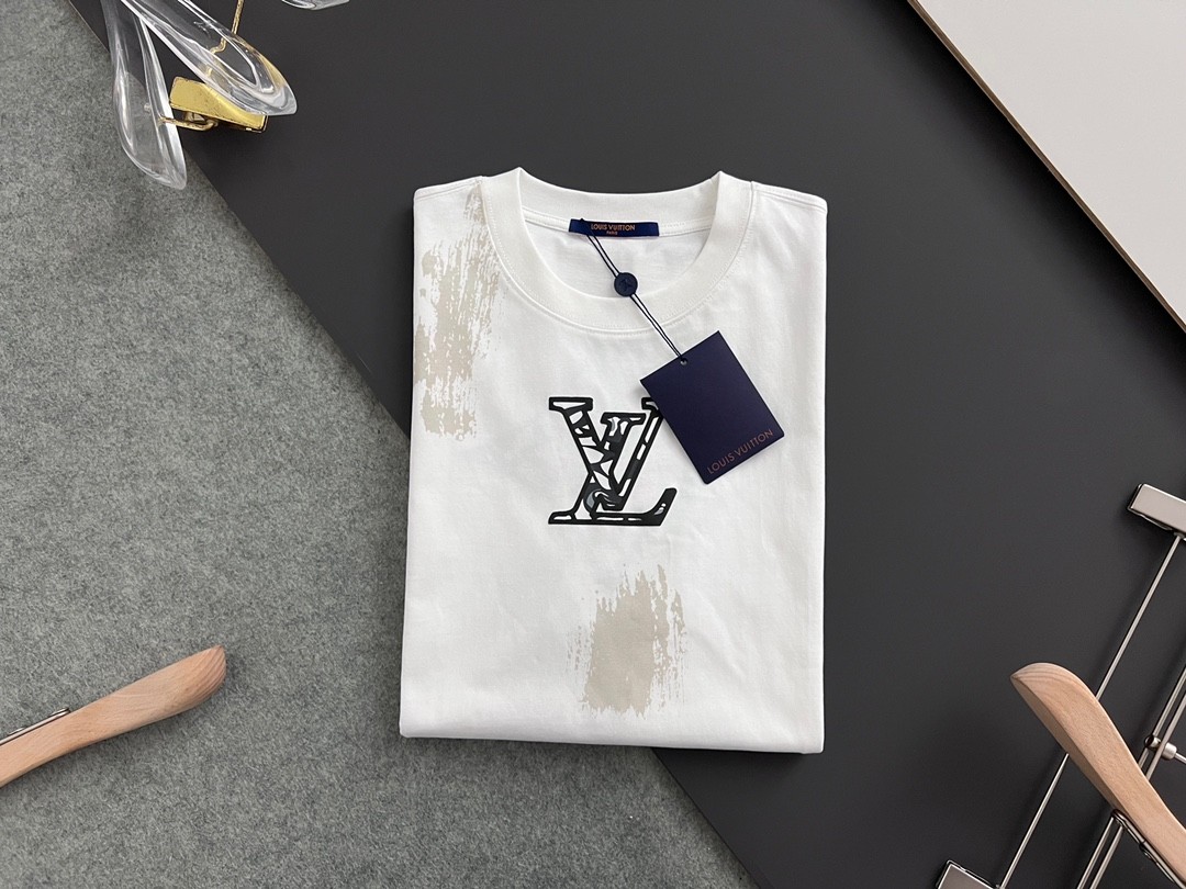 Louis Vuitton 24 classic embroidered pockets with trendy t-shirts