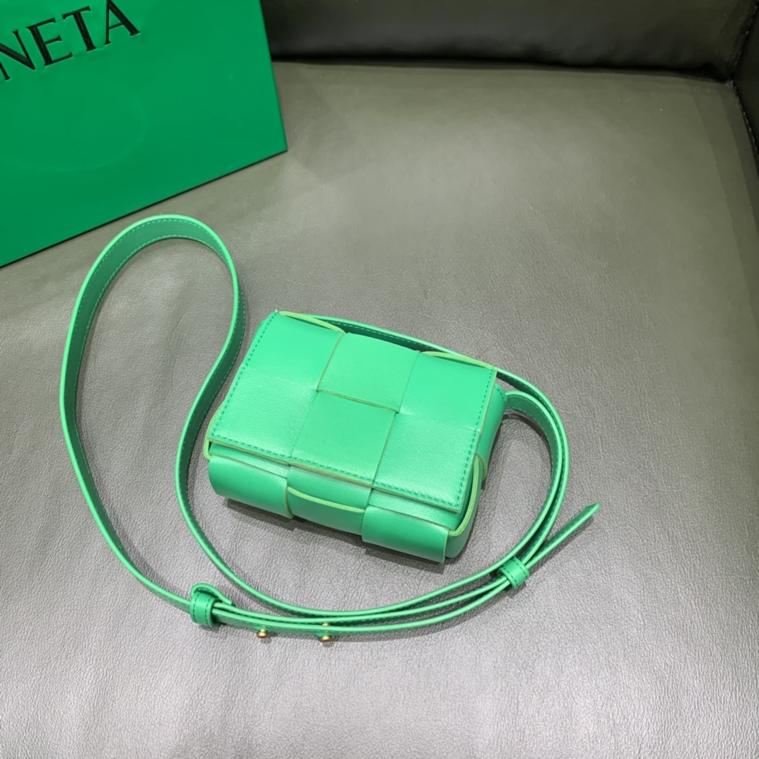 Bottega Veneta  MINI CASSETTE #666688