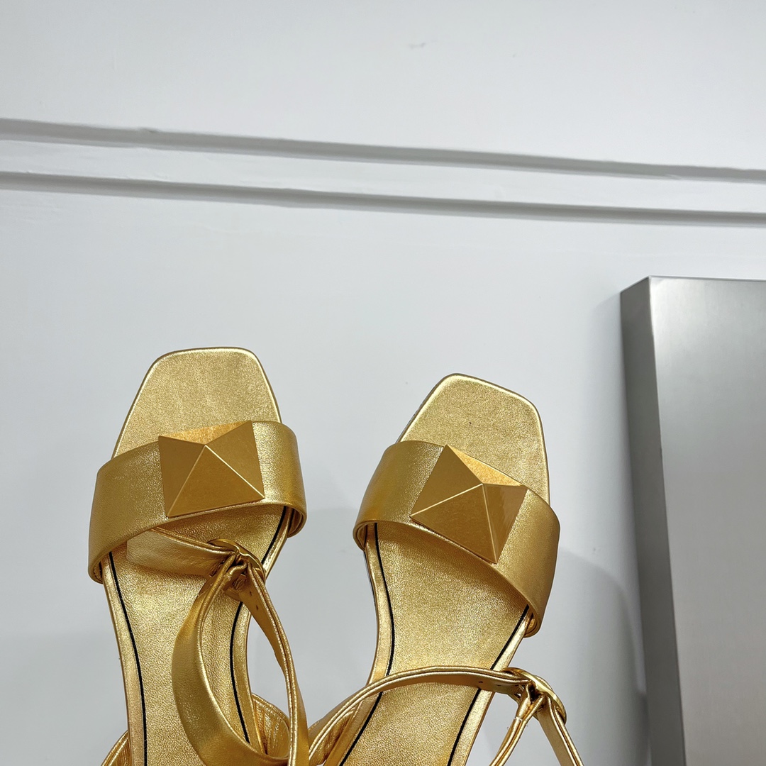 【Valentino】𝟐𝟎𝟐𝟏/𝐒𝐒 𝐧𝐞𝐰 Valentino Early Spring Collection Lace-up Sandals