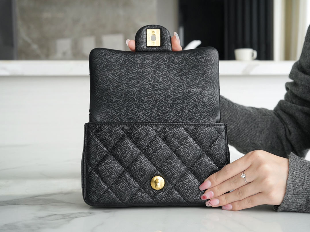 𝗖𝗛𝗔𝗡𝗘𝗟 ✦𝗖𝗹𝗮𝘀𝘀𝗶𝗰 𝗙𝗹𝗮𝗽23P Spring/Summer New Love Heart Adjustable Buckle mini Black