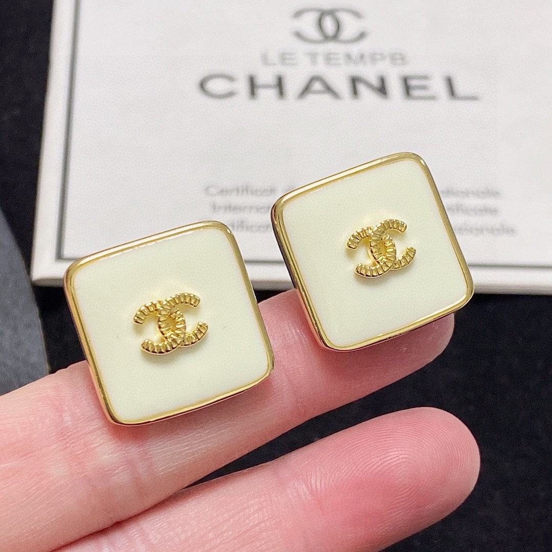 CHANEL🇫🇷Xiaoxiang Off-White Medieval Square Double C Stud Earrings