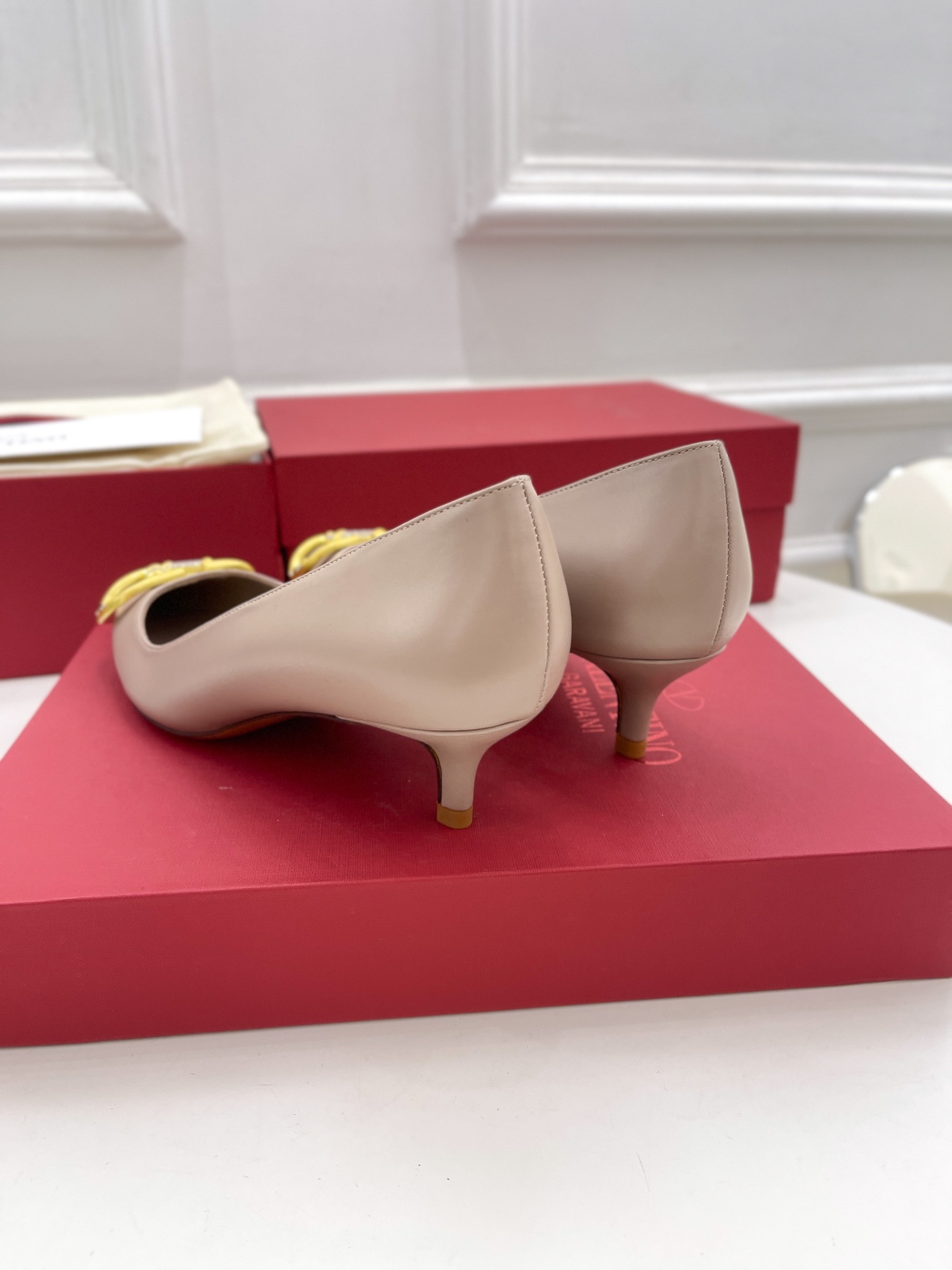 【Valentino】𝟐𝟎𝟐𝟏/𝐒𝐒 𝐧𝐞𝐰 Valentino 2022 spring and summer new large V diamond buckle high heels on the new