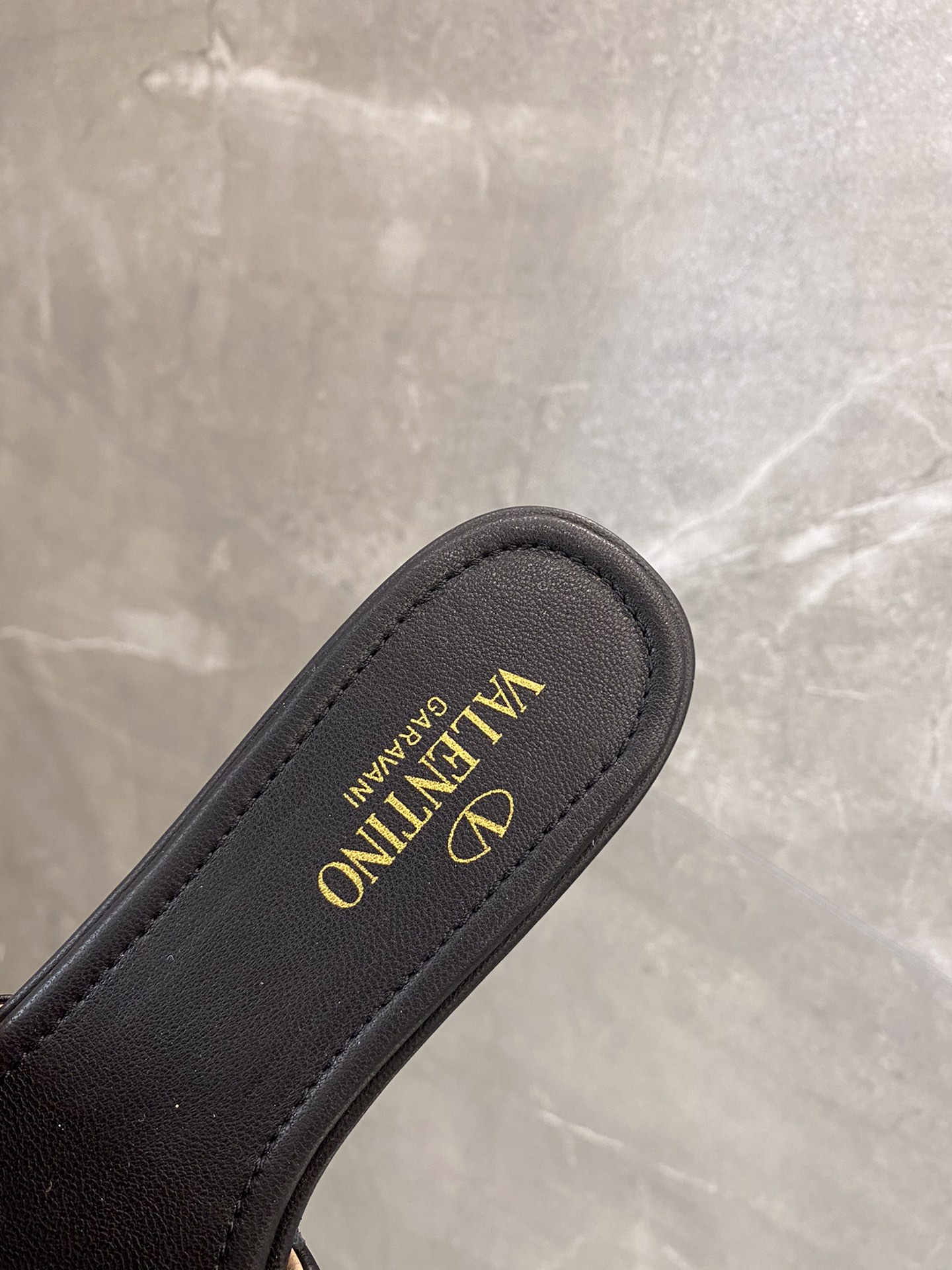 【Valentino】𝟐𝟎𝟐𝟏/𝐒𝐒 𝐧𝐞𝐰 The latest counter series, perfect details, very bright show series launched