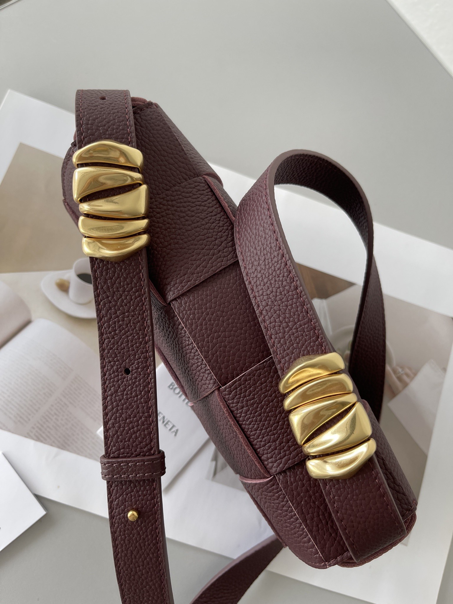 Bottega Veneta Cassette 5-panel lychee print date red #666870