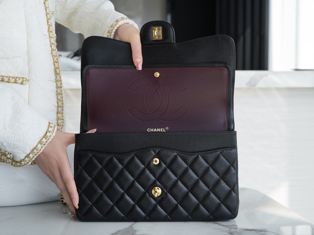 𝐂𝐇𝐀𝐍𝐄𝐋 Classic Flap France 🇫🇷 𝐇𝐚𝐚𝐬 Original Caviar🐂 Genuine Leather Caviar Large Black Gold🖤
