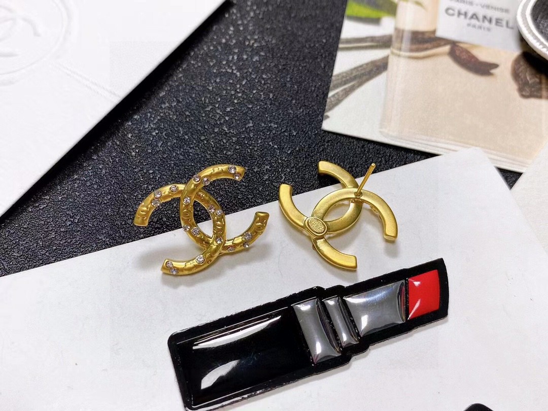 CHANEL🇫🇷Xiaoxiang medieval letter earrings