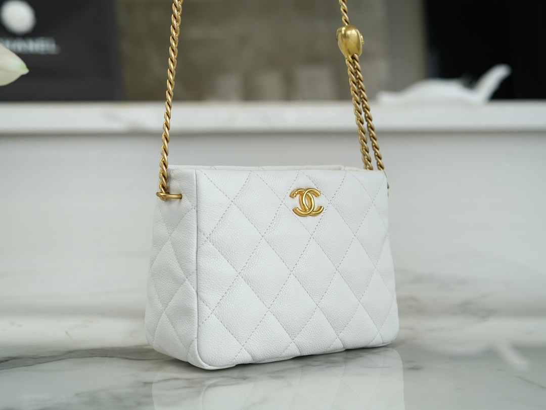 𝗖𝗛𝗔𝗡𝗘𝗟✦ 23P Spring Summer New Love Adjustable Buckle HoBo Bag White