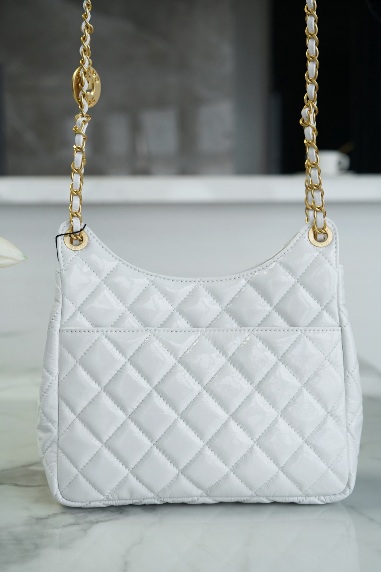 𝗖𝗛𝗔𝗡𝗘𝗟✦23𝑪 Early Spring Resort Collection Bright crinkled calfskin and gold metal Wave bag Medium White