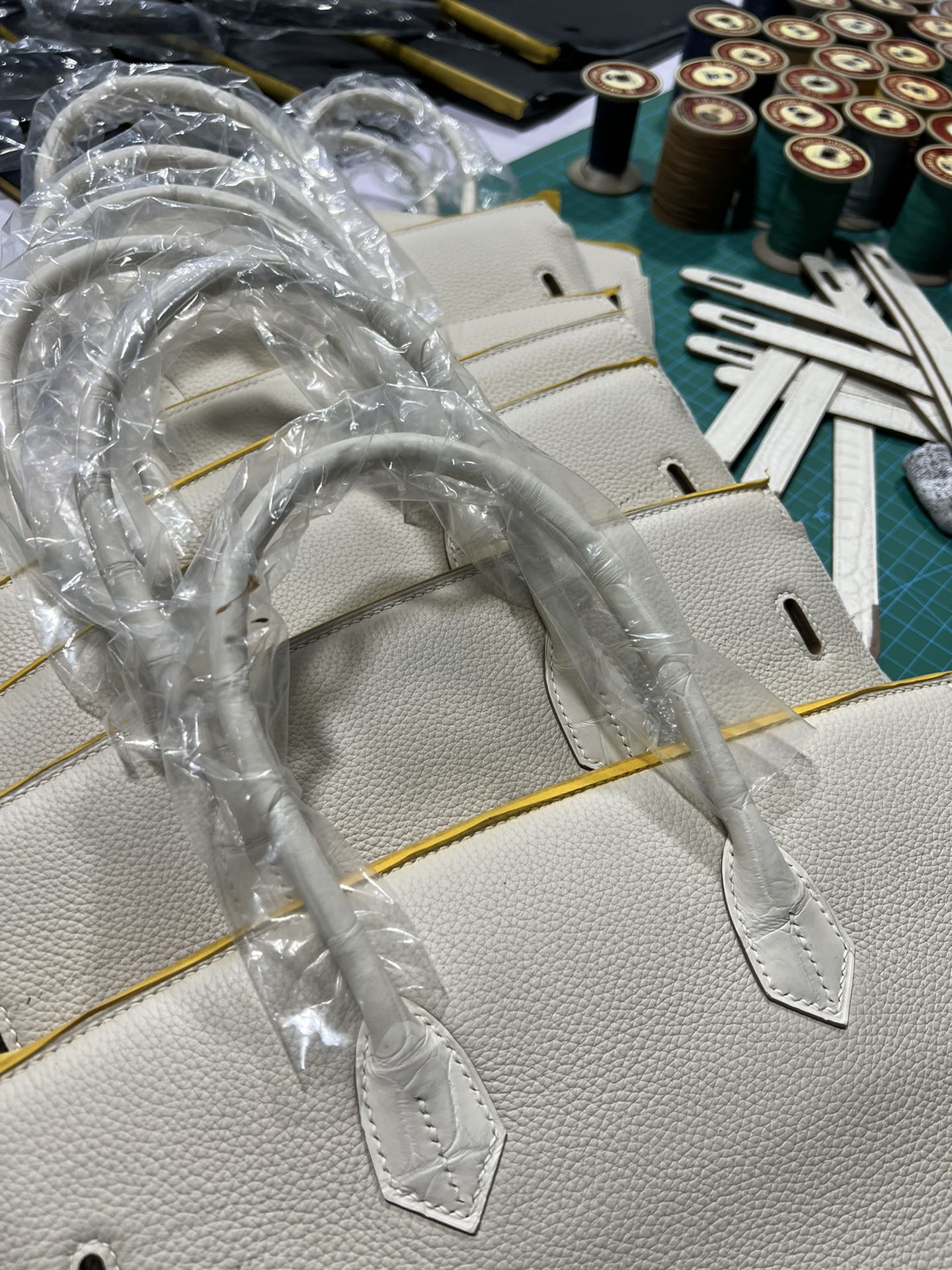 Hermes bag making process Bk25/30 milkshake white touch    The process of making crocodile skin pattern