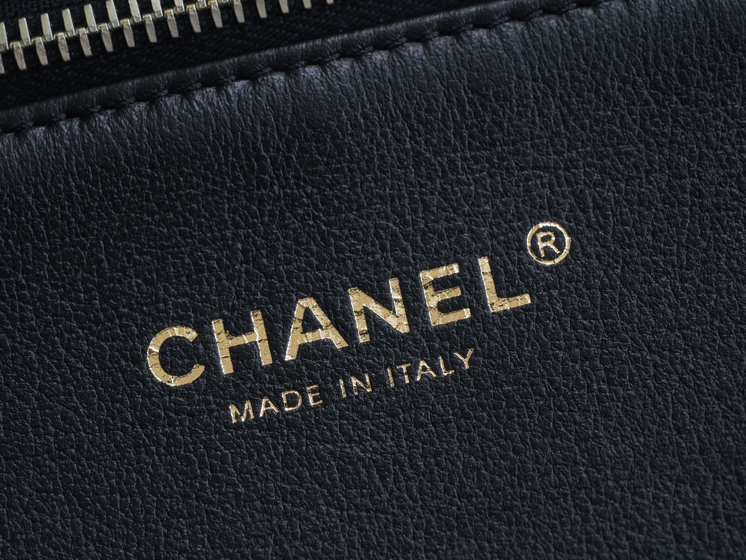 𝗖𝗛𝗔𝗘𝗡𝗟✦ 𝟐𝟐𝐬𝐬 latest 𝗠𝗮𝘅𝗶 shopping bag 🛍️ genuine leather black