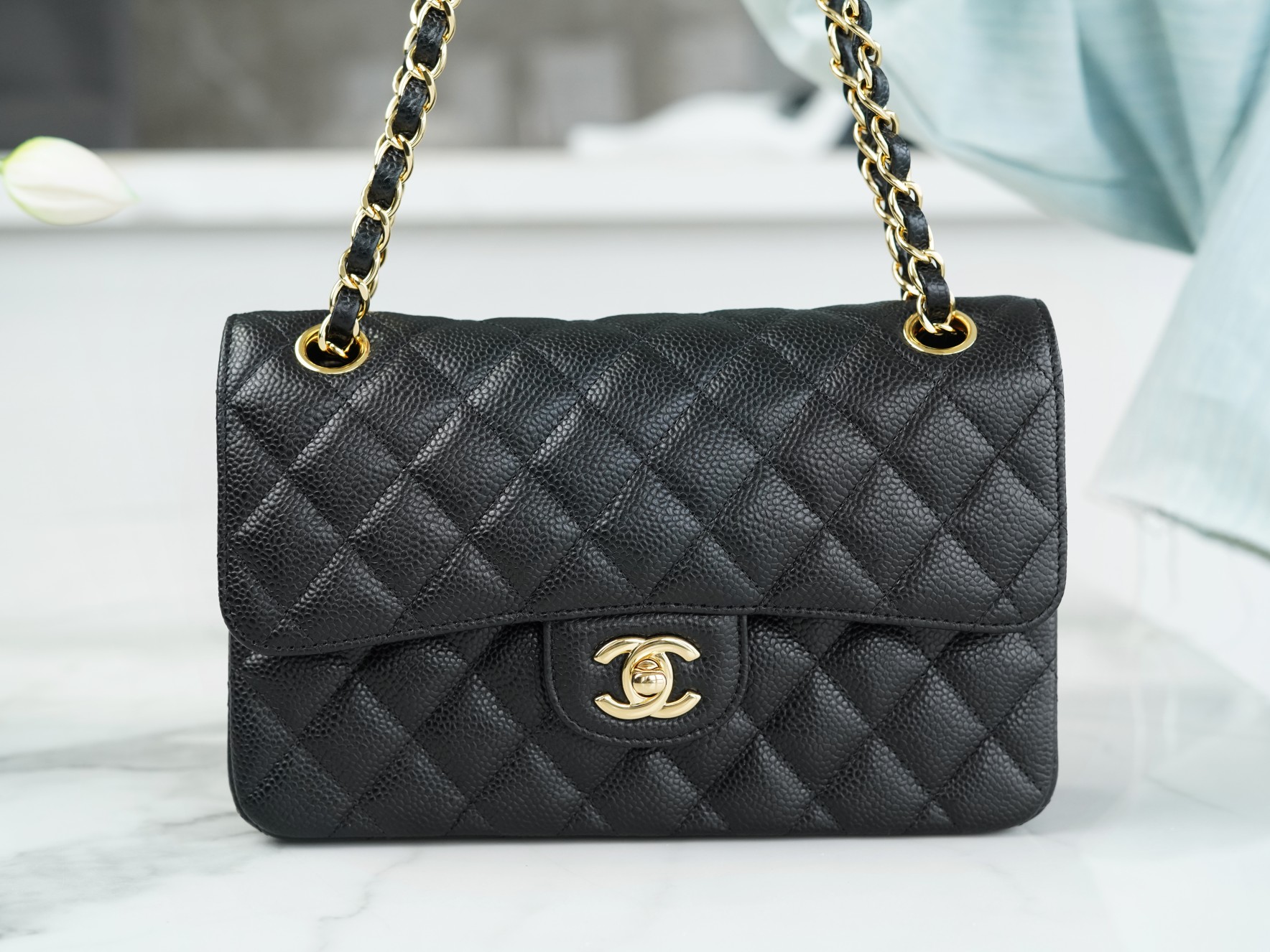 𝐂𝐇𝐀𝐍𝐄𝐋 Classic Flap France 🇫🇷 𝐇𝐚𝐚𝐬Original Lychee Ball Pattern 🐂 Classic Flap Bag Gold Buckle Small Black 🖤