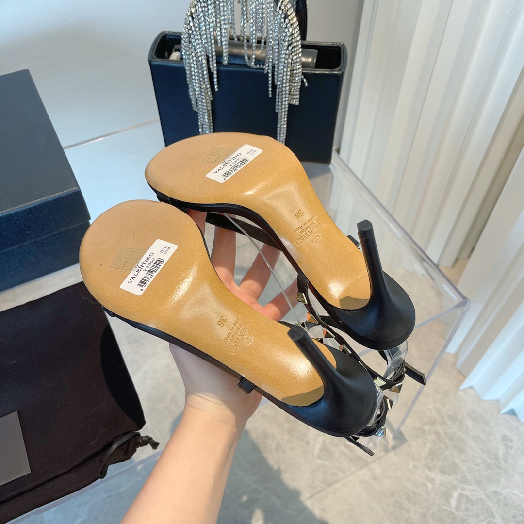 【Valentino】𝟐𝟎𝟐𝟏/𝐒𝐒 𝐧𝐞𝐰 Valentino's new Spring/Summer 2021 collection is still the classic studded collection