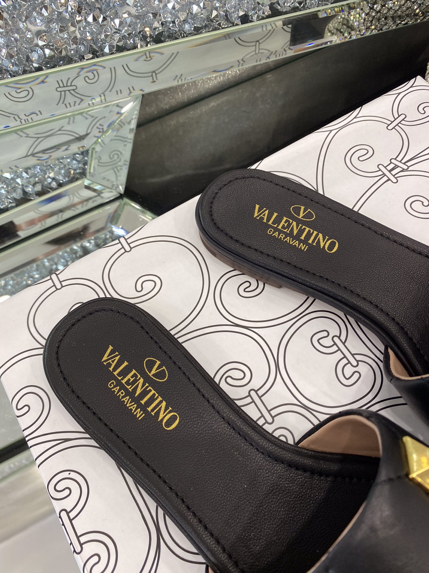 【Valentino】𝟐𝟎𝟐𝟏/𝐒𝐒 𝐧𝐞𝐰 The latest counter series, perfect details, very bright show series launched