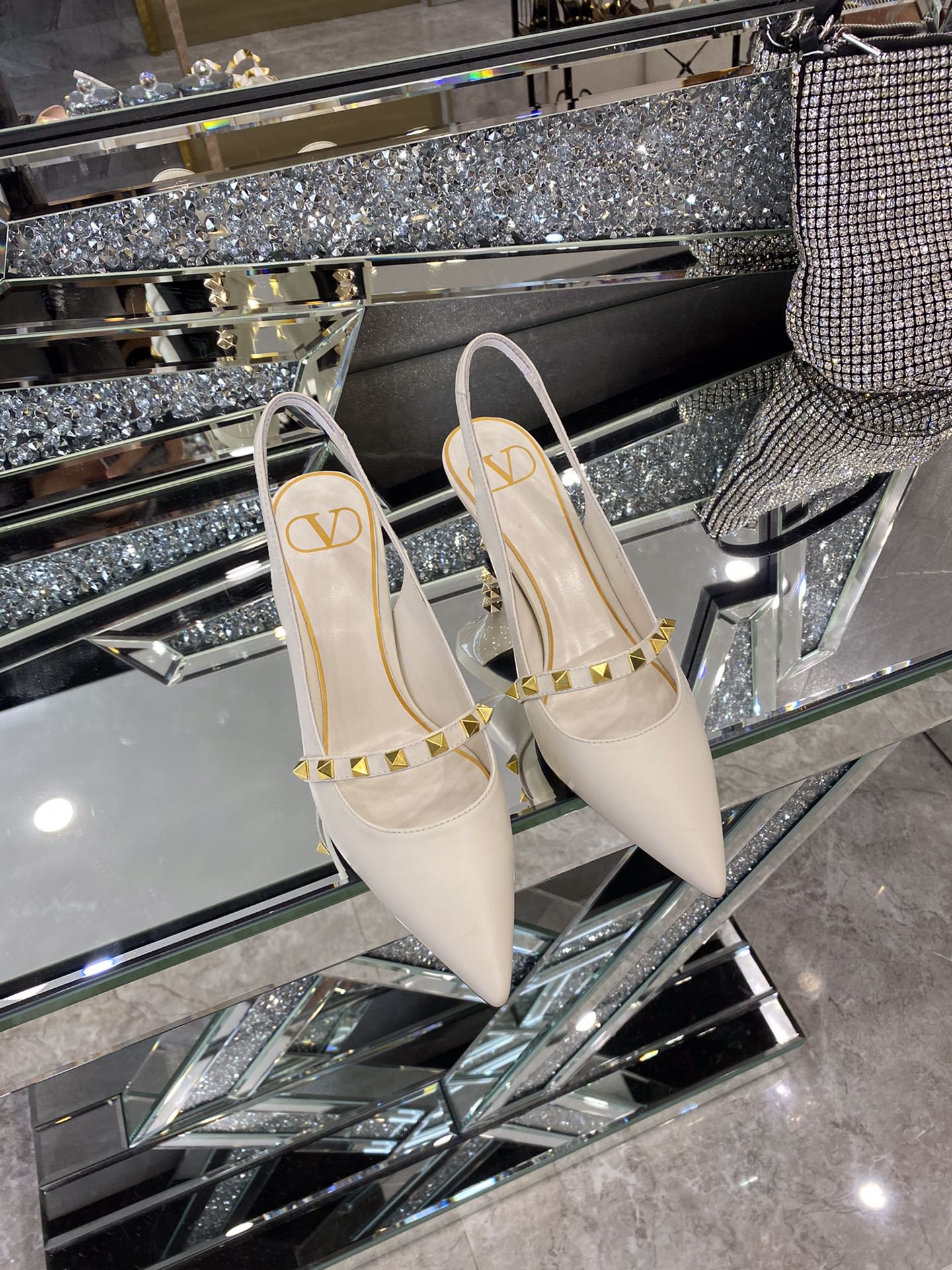 【Valentino】𝟐𝟎𝟐𝟏/𝐒𝐒 𝐧𝐞𝐰 The latest series of counter perfect details original matte open edge bead leather