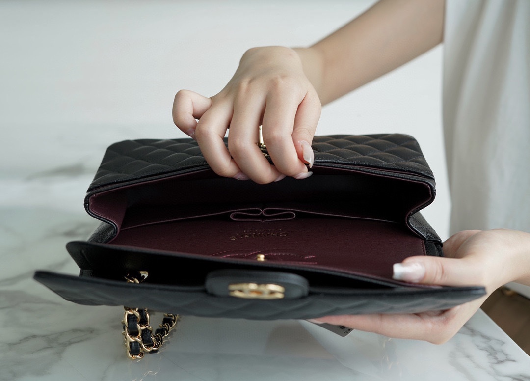 𝐂𝐇𝐀𝐍𝐄𝐋 Classic Flap France 🇫🇷 𝐇𝐚𝐚𝐬 Original Caviar 🐂 Original Lychee 🐂 Medium Gold Buckle 🖤 Black