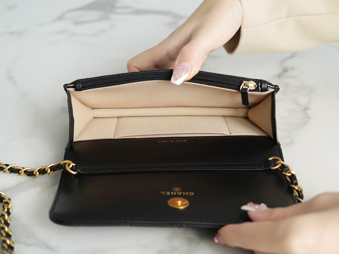 𝗖𝗛𝗔𝗡𝗘𝗟✦𝟮𝟯𝗖 Metal Ball Phone Bag Black