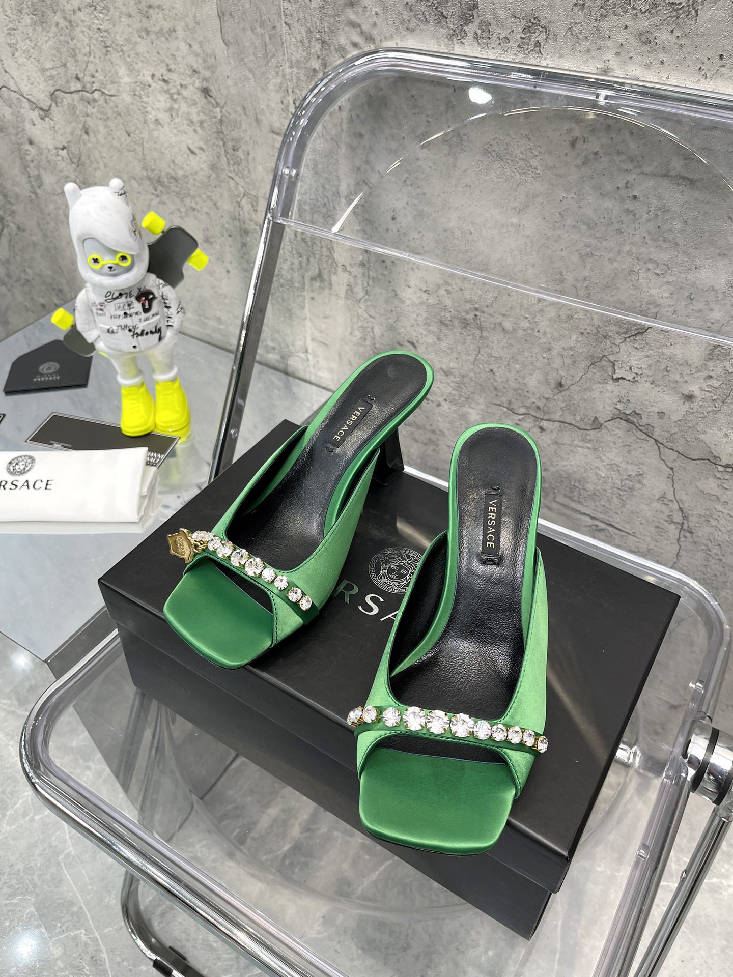 𝐕𝐞𝐫𝐬𝐚𝐜𝐞｜𝟐𝟎𝟐𝟐/𝐒𝐒 𝐧𝐞𝐰 Gold LA MEDUSA string with sparkling crystal ribbon