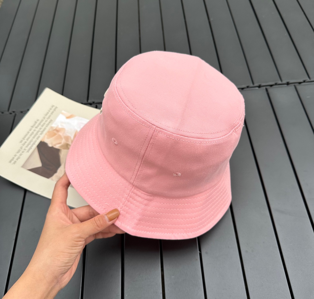 Celine's original single fisherman hat, his sun hat with a large brim