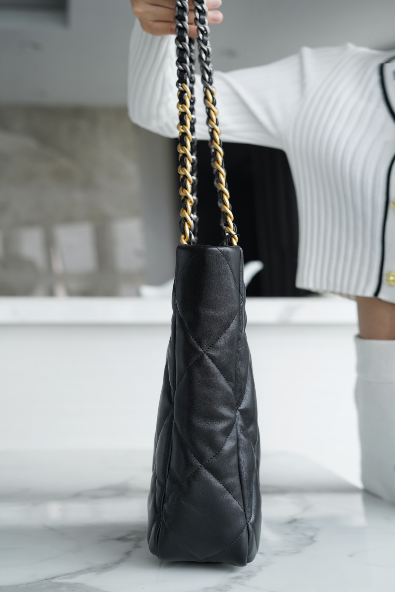 𝗖𝗛𝗔𝗡𝗘𝗟 𝟮𝟮𝗕 19 𝑩𝑨𝑮 𝑻𝒐𝒕𝒆 Italy 🇮🇹 level [box] lambskin 🐑 Genuine Leather Black Gold