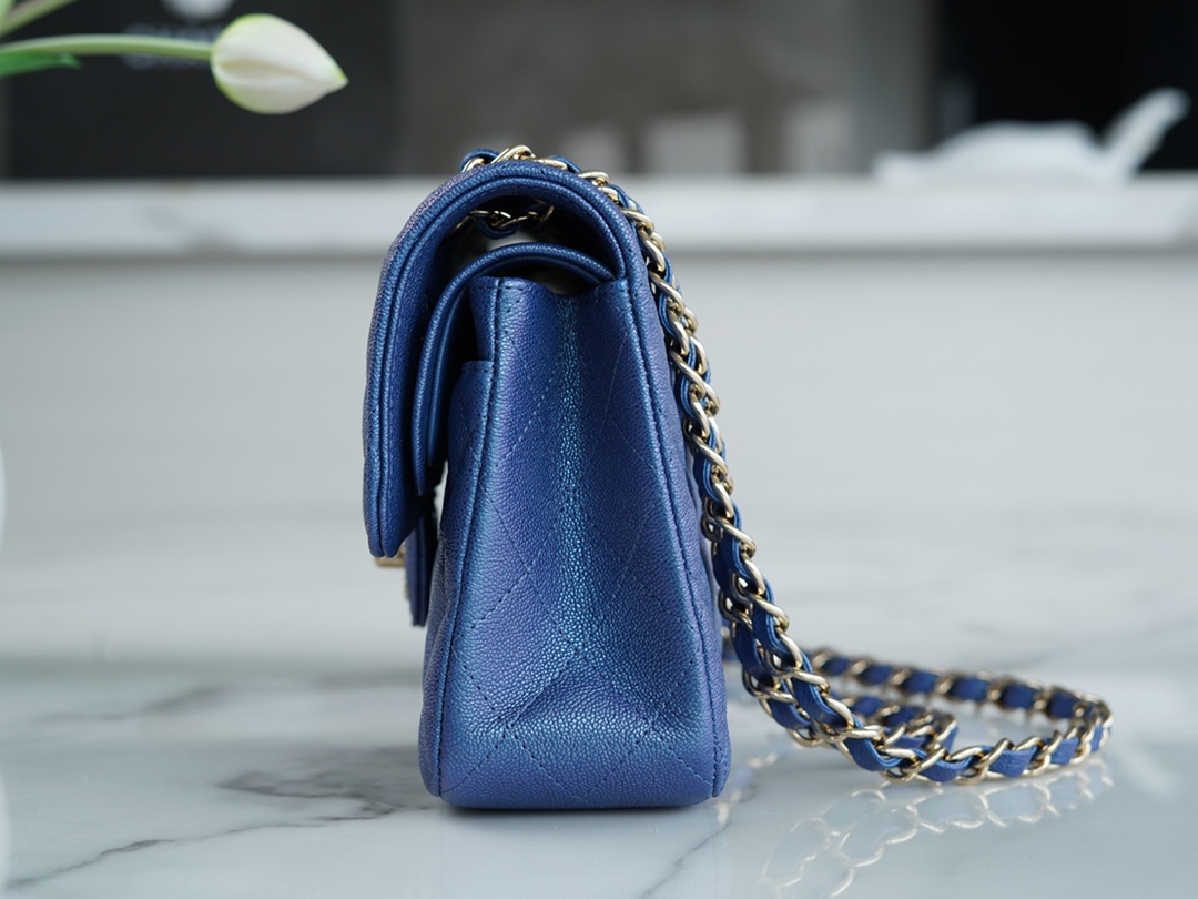 𝐂𝐇𝐀𝐍𝐄𝐋 Classic Flap washed cowhide is made from the most delicate newborn calf Washed fetal cow Small Champagne apricot 🥂