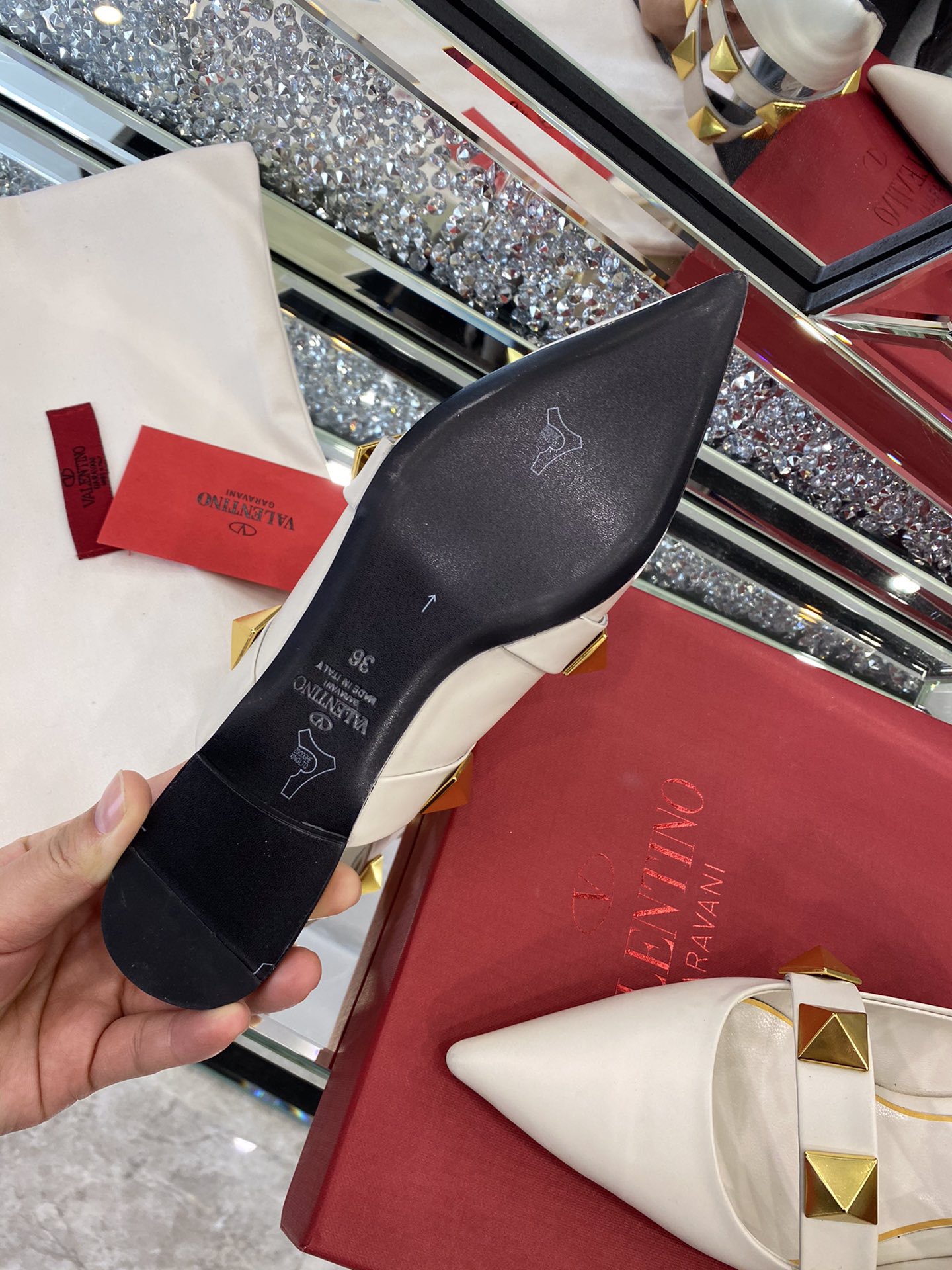 【Valentino】𝟐𝟎𝟐𝟏/𝐒𝐒 𝐧𝐞𝐰 The latest series of counter perfect details original matte open edge bead leather