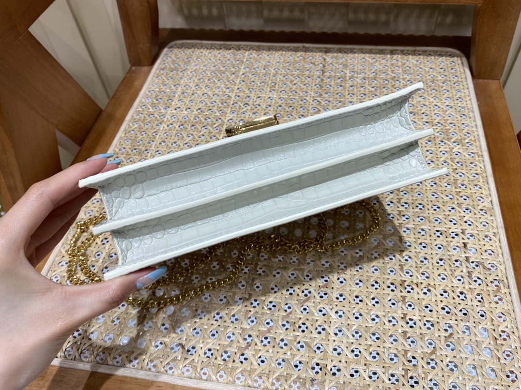 SAINT LAURENT ▪️𝑪𝒂𝒔𝒔𝒂𝒏𝒅𝒓𝒂▪️532750 original crocodile pattern.