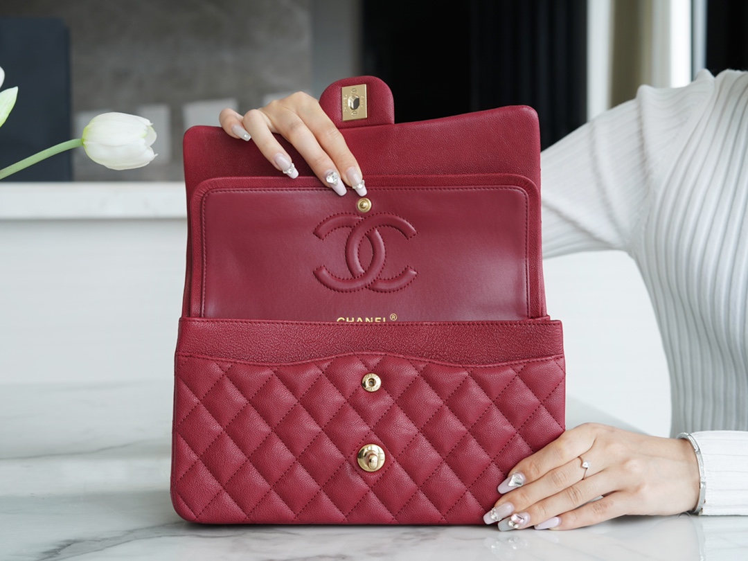 𝐂𝐇𝐀𝐍𝐄𝐋 Classic Flap washed cowhide is made from the most delicate newborn calves Washed fetal cow Medium Bordeaux burgundy