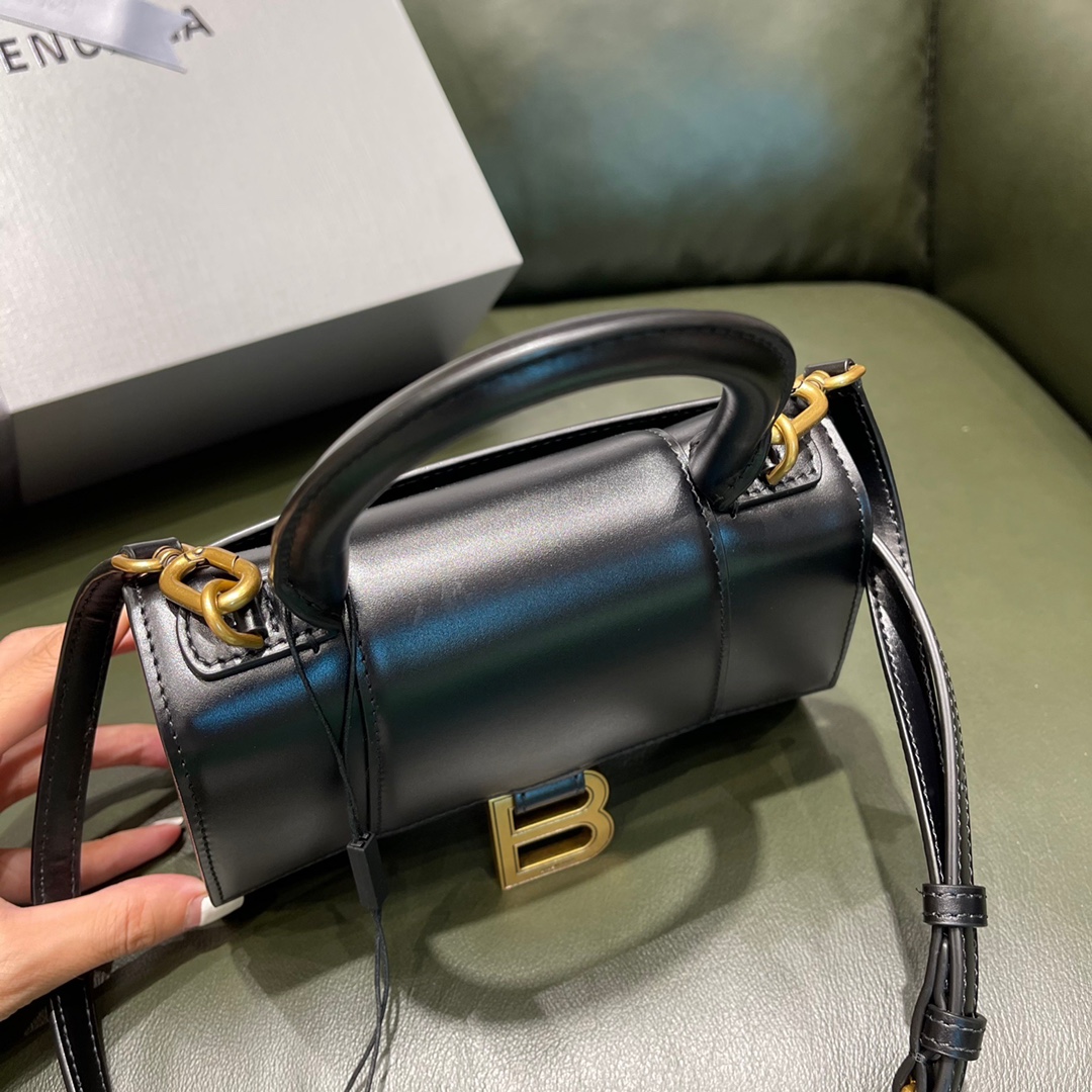 BALENCIAGA 𝐇𝐨𝐮𝐫𝐠𝐥𝐚𝐬𝐬 𝐗𝐒 The hourglass bag of the fashion world