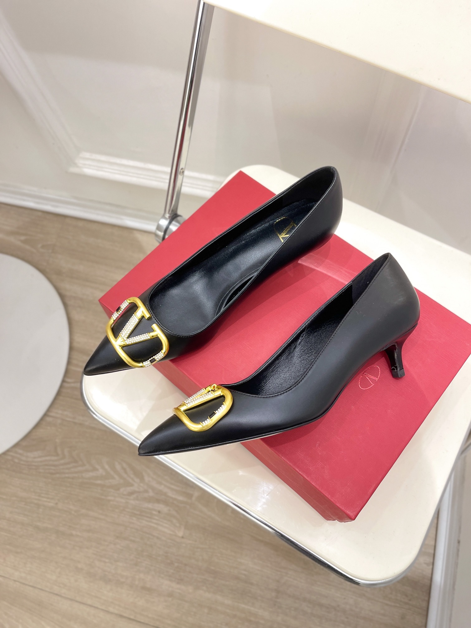 【Valentino】𝟐𝟎𝟐𝟏/𝐒𝐒 𝐧𝐞𝐰 Valentino 2022 spring and summer new large V diamond buckle high heels on the new