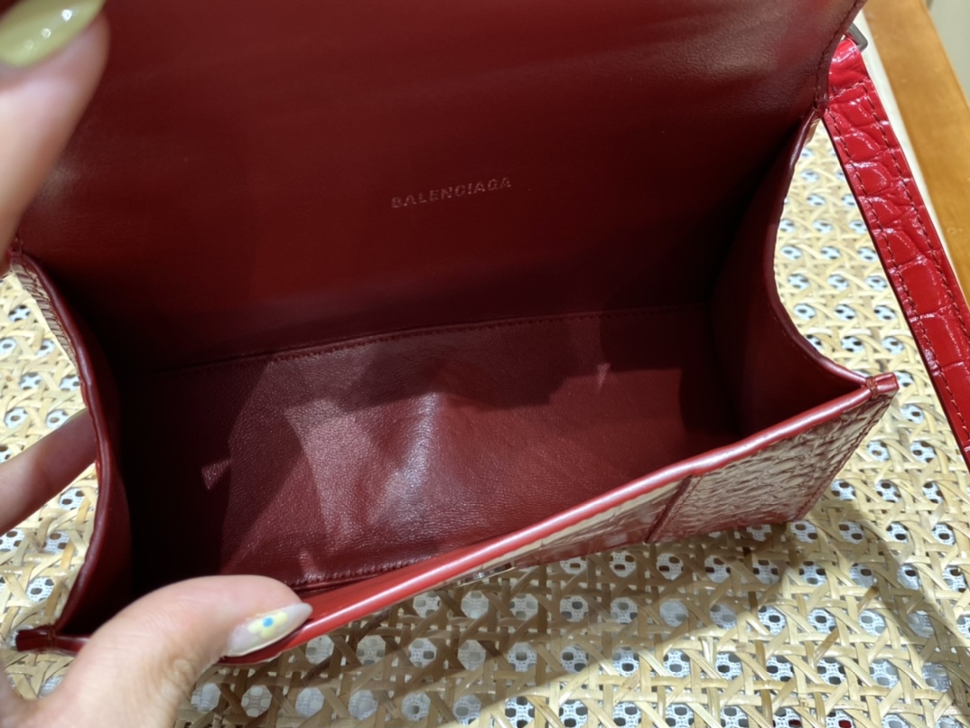 BALENCIAGA 𝐇𝐨𝐮𝐫𝐠𝐥𝐚𝐬𝐬 𝐗𝐒 crocodile-textured cowhide