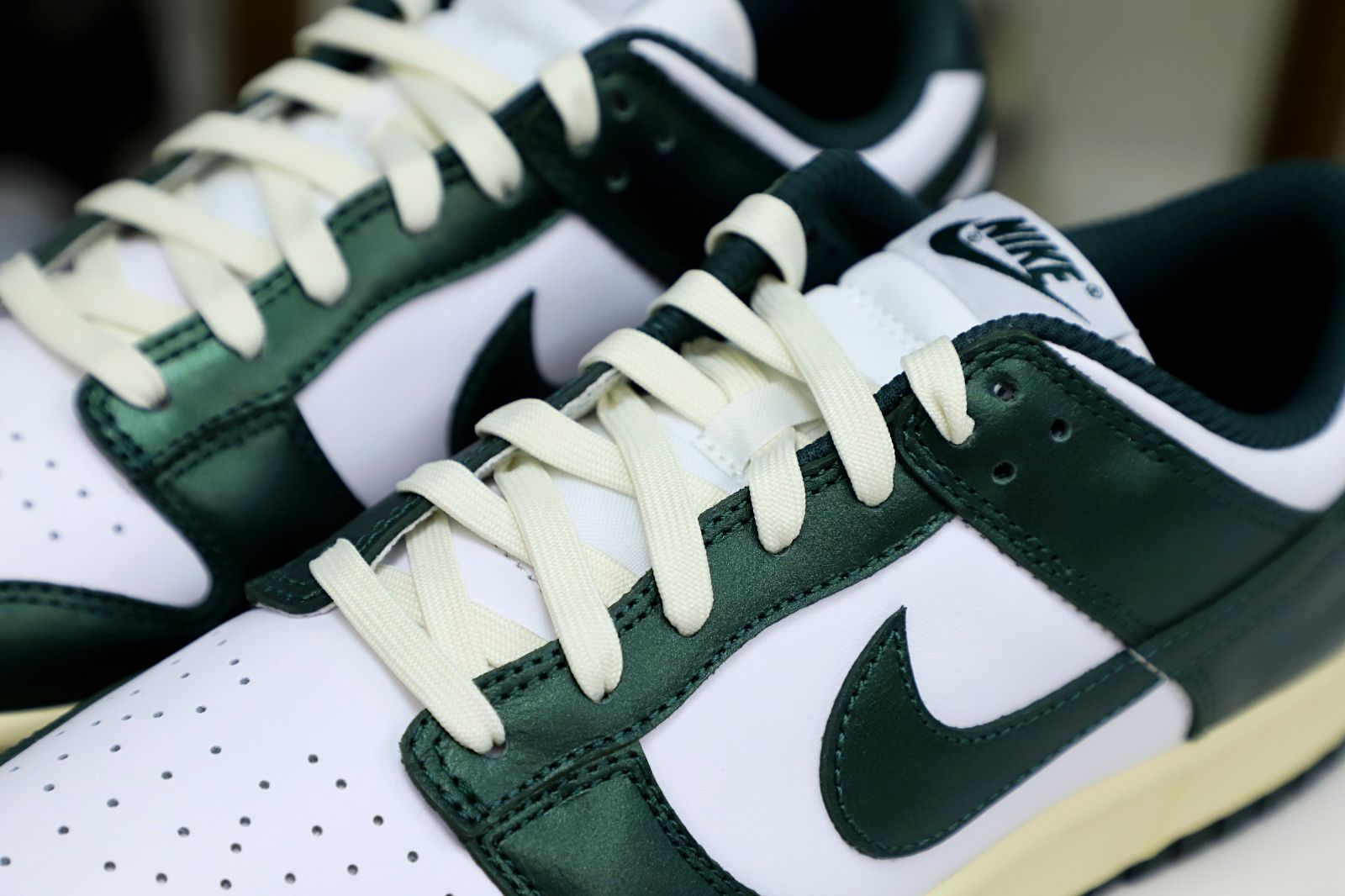 NIKE WMNS DUNK LOW VINTAGE GREEN