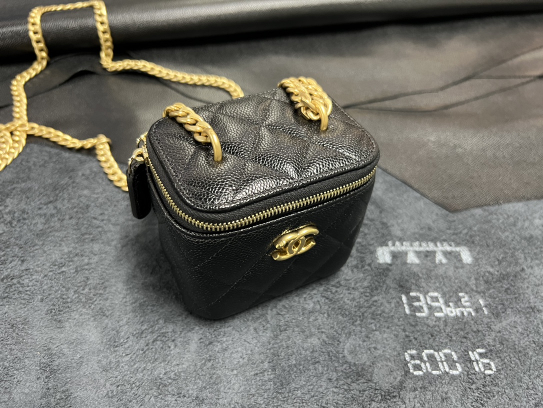 𝗖𝗛𝗔𝗡𝗘𝗟✦  23p love chain small box ❤️ genuine leather