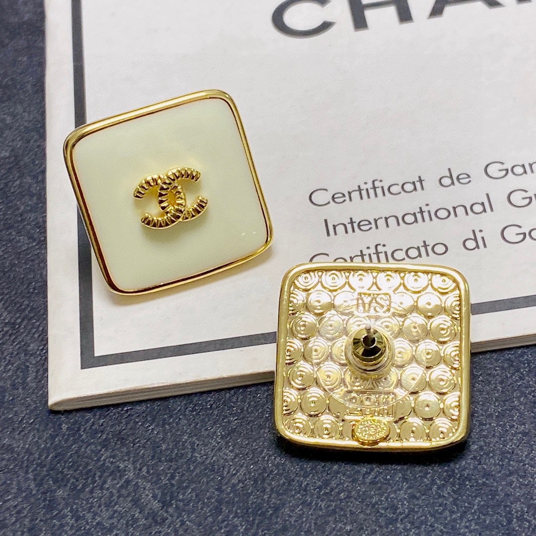 CHANEL🇫🇷Xiaoxiang Off-White Medieval Square Double C Stud Earrings