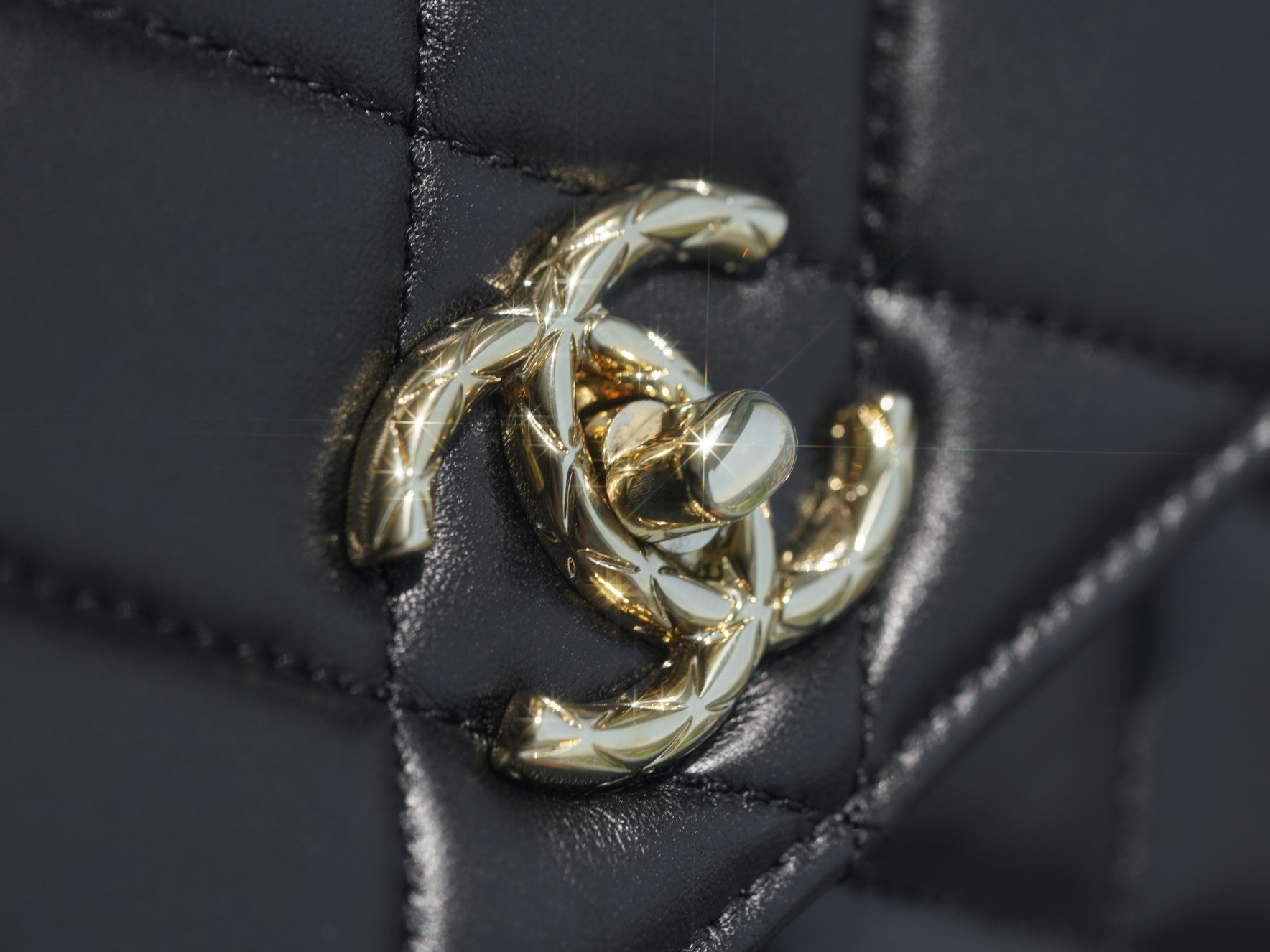 Chanel Trendy cc mouth flap bag lambskin black gold Genuine Leather