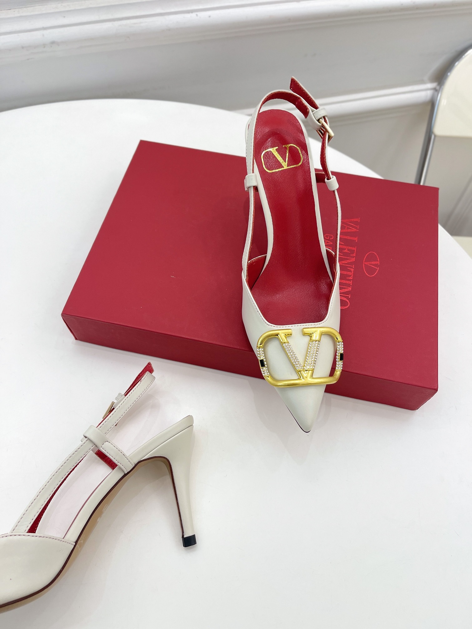【Valentino】𝟐𝟎𝟐𝟏/𝐒𝐒 𝐧𝐞𝐰 Valentino 2022 spring and summer new large V diamond buckle high heels on the new