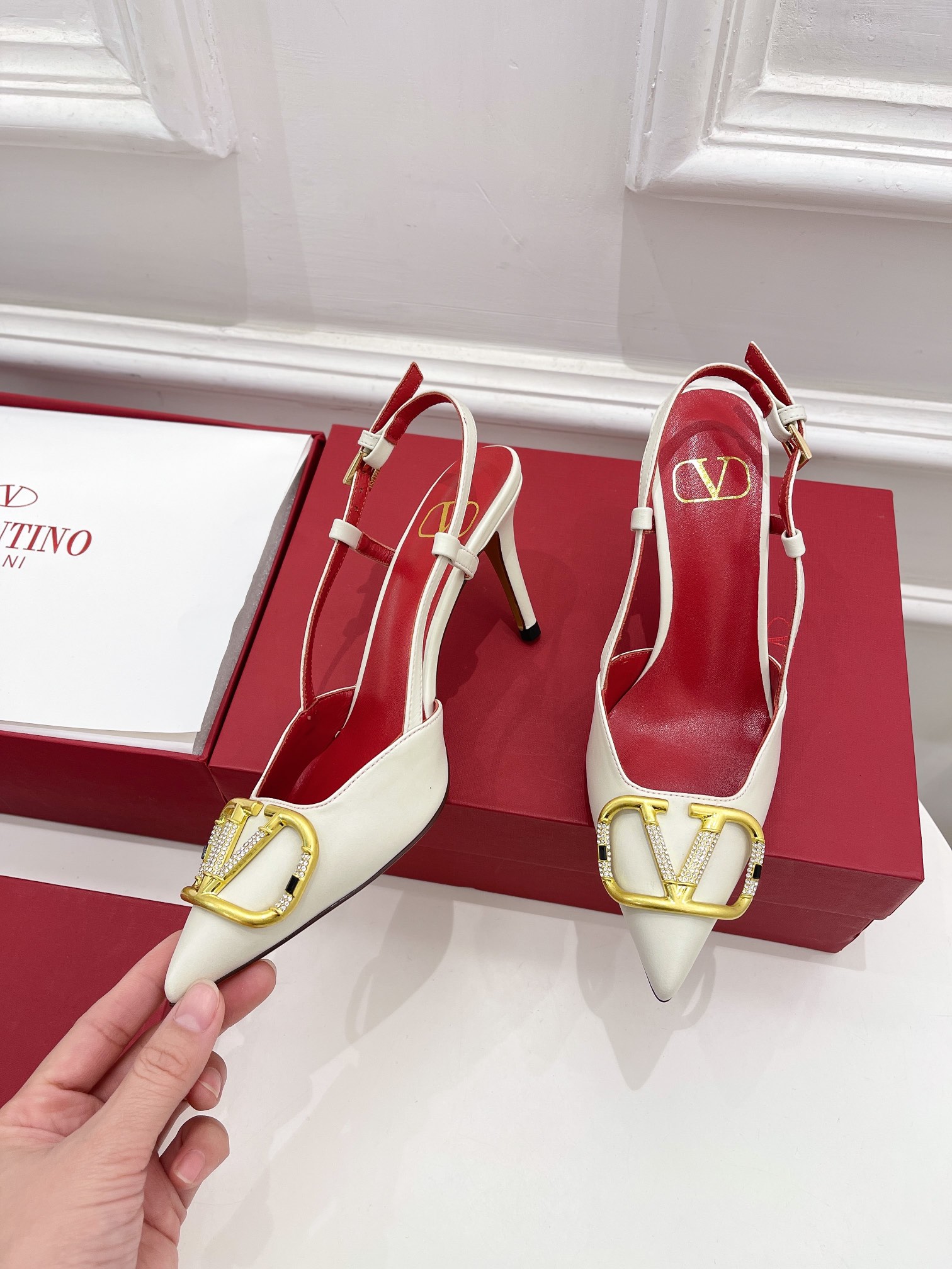 【Valentino】𝟐𝟎𝟐𝟏/𝐒𝐒 𝐧𝐞𝐰 Valentino 2022 spring and summer new large V diamond buckle high heels on the new