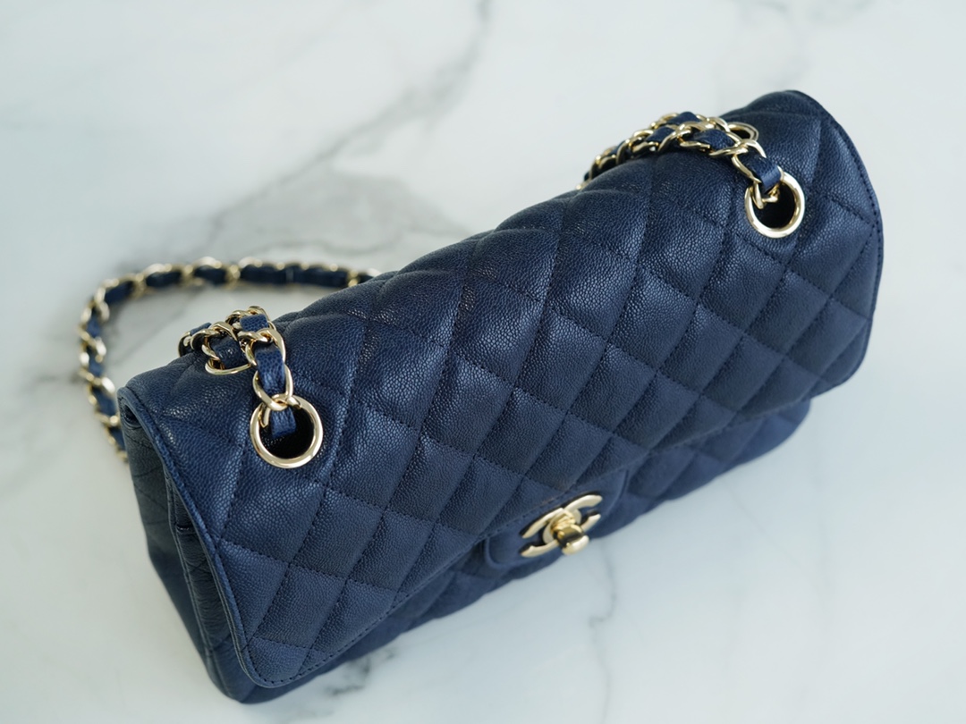 𝐂𝐇𝐀𝐍𝐄𝐋 Classic Flap washed cowhide is made from the most delicate calves just born Washed fetal cow Small Starsky Blue💙