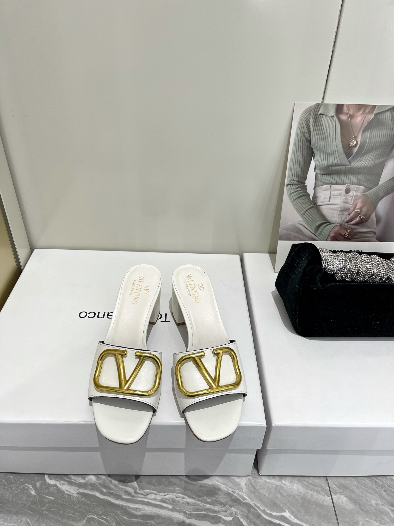 【Valentino】𝟐𝟎𝟐𝟏/𝐒𝐒 𝐧𝐞𝐰  Valentino 2022 / fw spring and summer new women's slippers