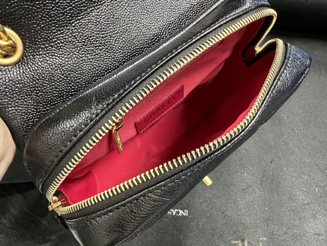 𝗖𝗛𝗔𝗘𝗡𝗟✦ 22P Retro Black Backpack Genuine Leather