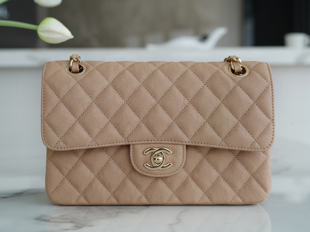 𝐂𝐇𝐀𝐍𝐄𝐋 Classic Flap washed cowhide is made from the most delicate calves just born Washed fetal cow small Khaki 🍂