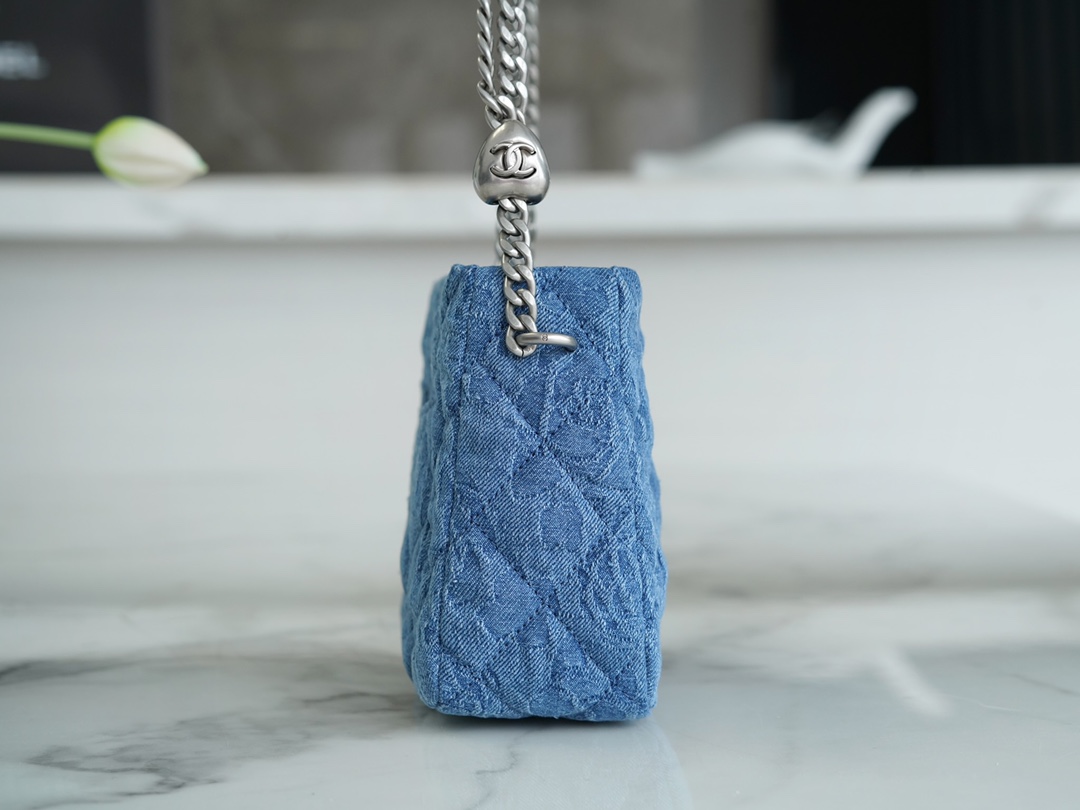 𝐂𝐇𝐀𝐍𝐄𝐋 HOBO bag 23P spring and summer new love heart adjustable buckle denim blue
