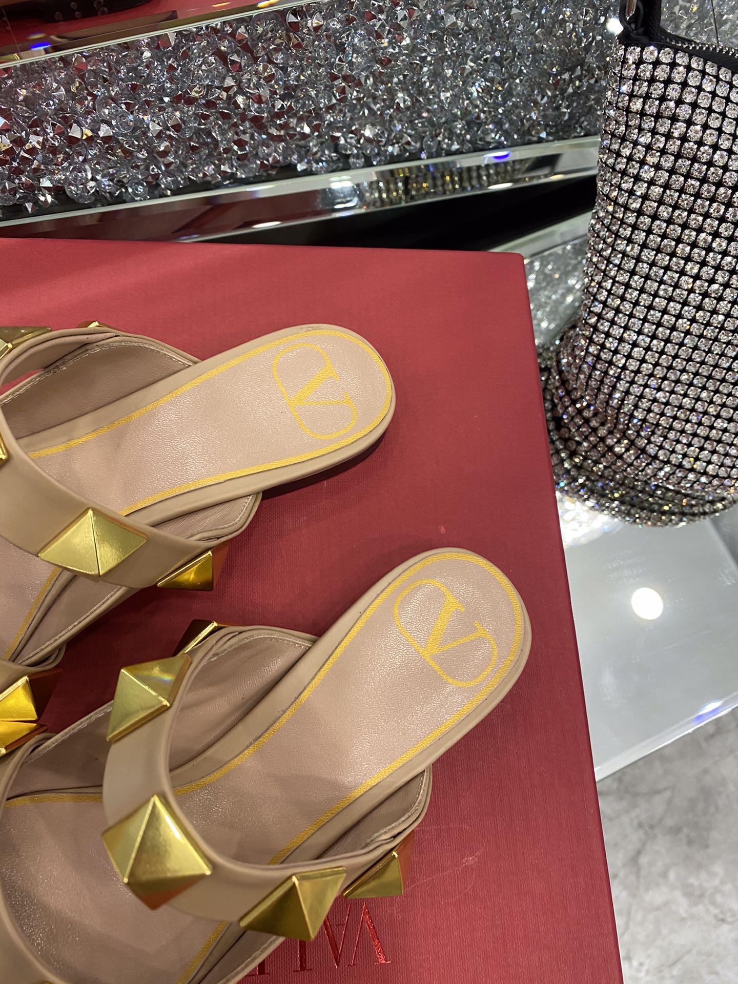 【Valentino】𝟐𝟎𝟐𝟏/𝐒𝐒 𝐧𝐞𝐰 The latest series of counter perfect details original matte open edge bead leather