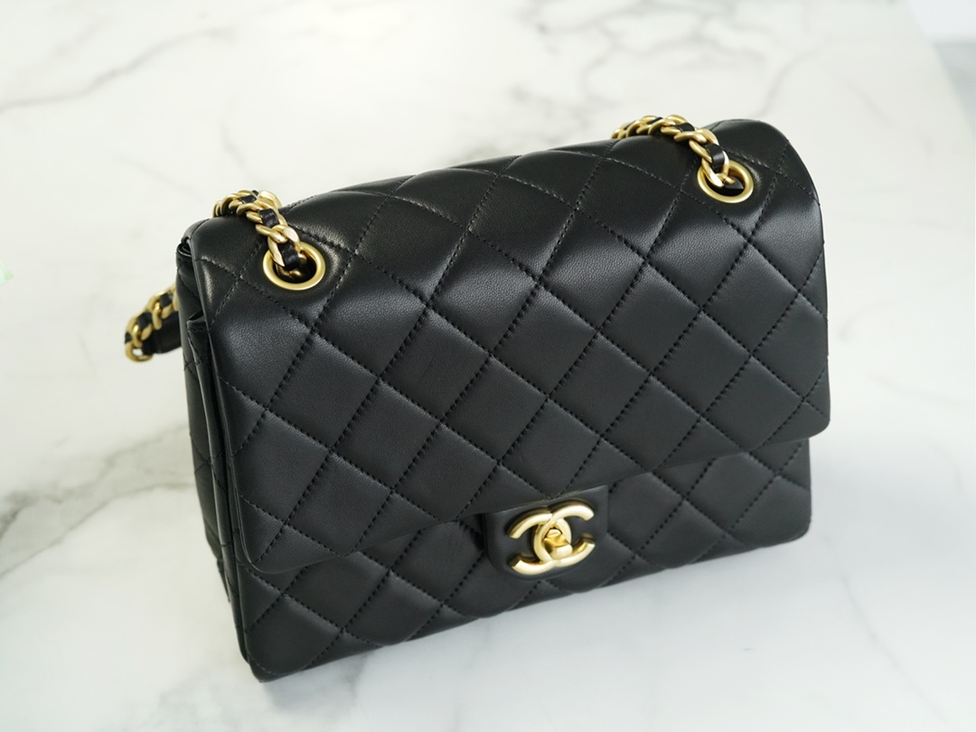 𝗖𝗛𝗔𝗡𝗘𝗟 23P New Letter Chain Flap Bag Black