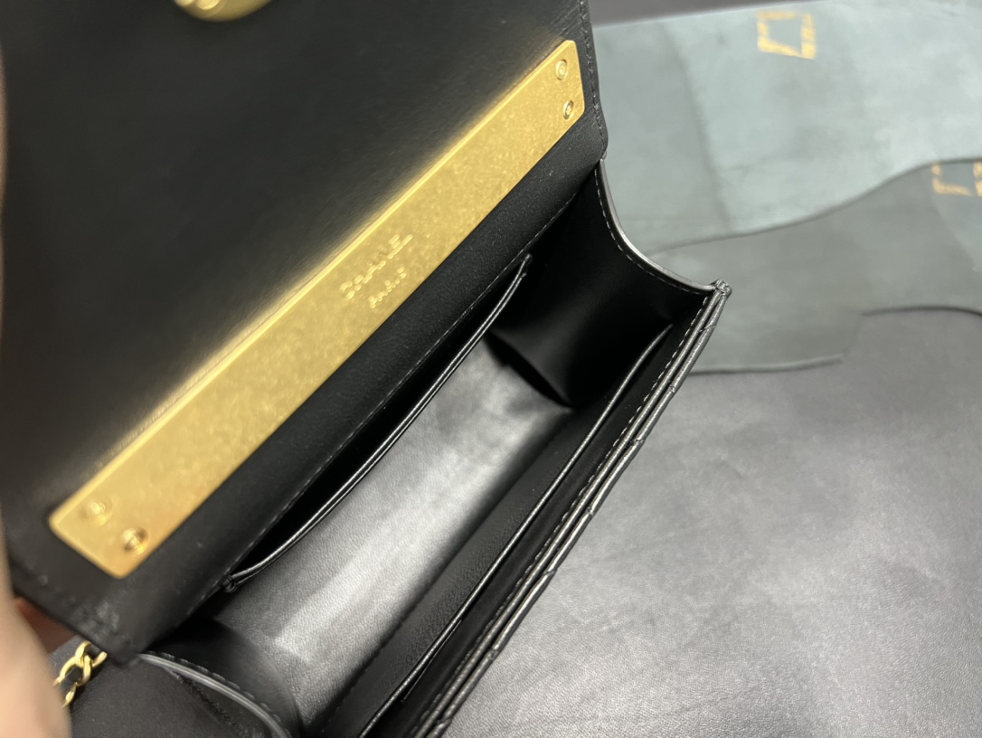 𝗖𝗛𝗔𝗘𝗡𝗟✦ 𝟮𝟮𝐒 Enamel Handle Chain Bag black