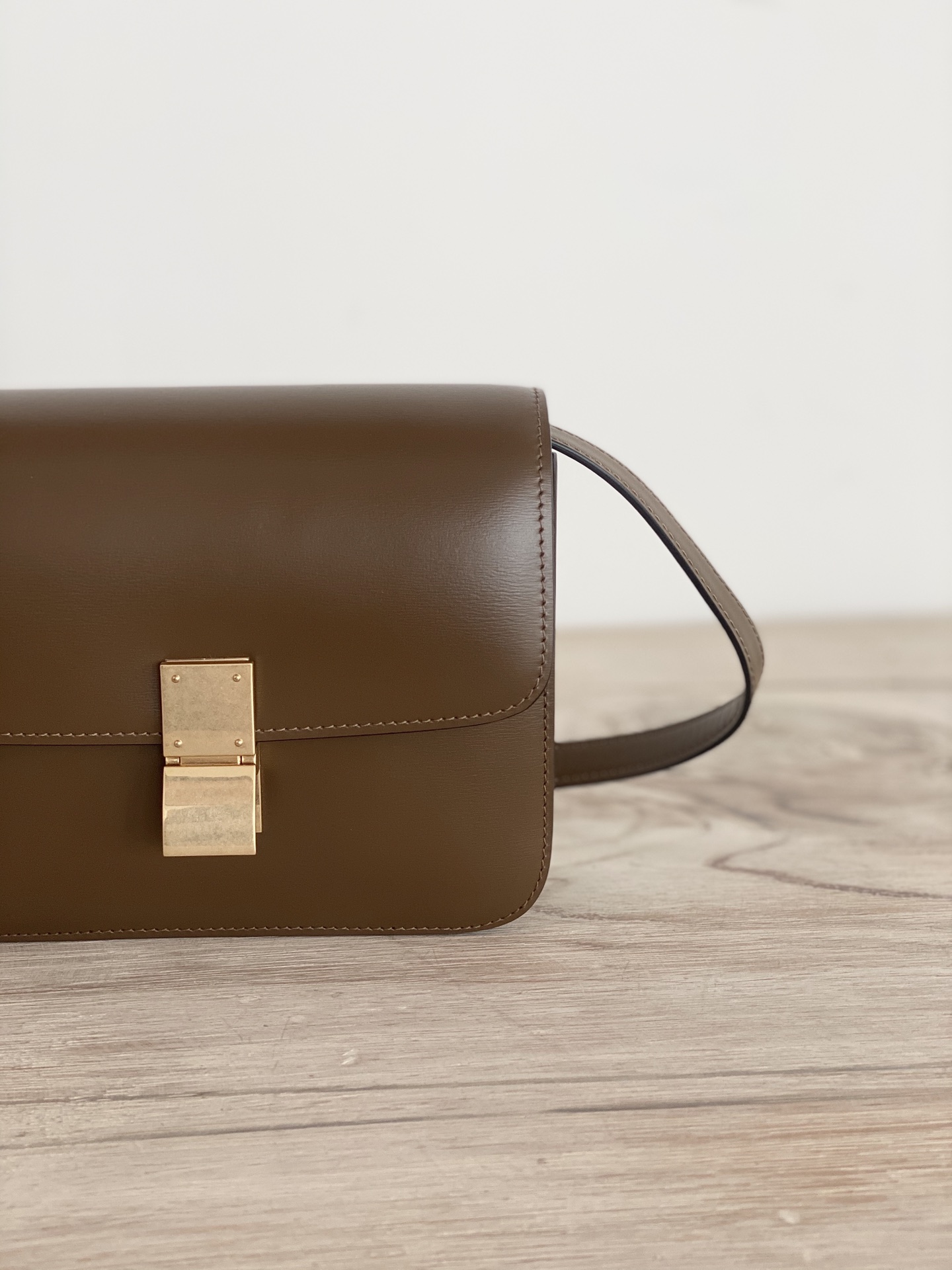 𝐂𝐞𝐥𝐢𝐧𝐞 Box Teen bag in polished calfskin
