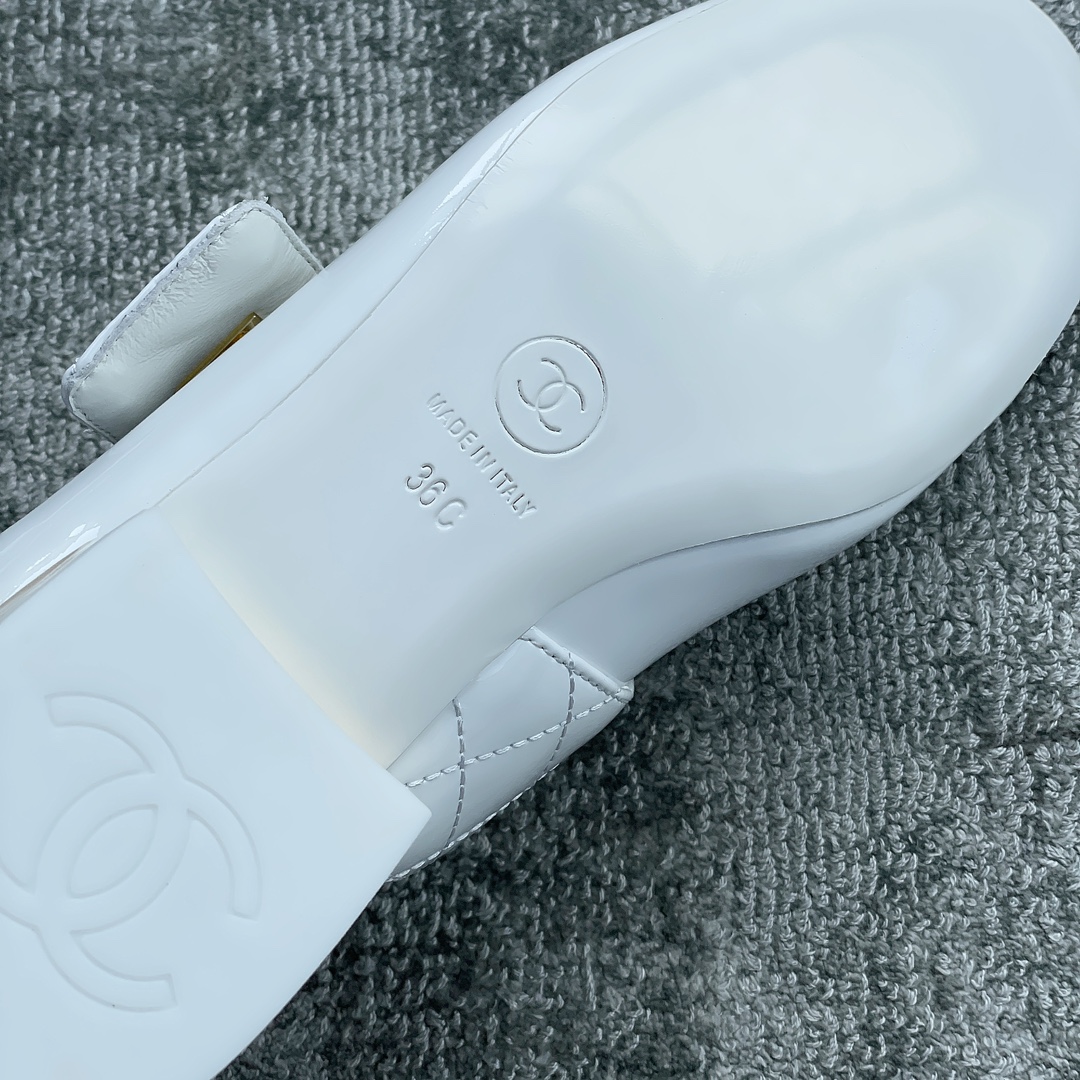 CHANEL book bag buckle single shoes Mary Jane single shoes bright wrinkled patent leather gold heel