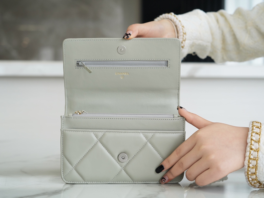 CHANEL 19Bag 𝑾𝒐𝒄 22C silver buckle light grey