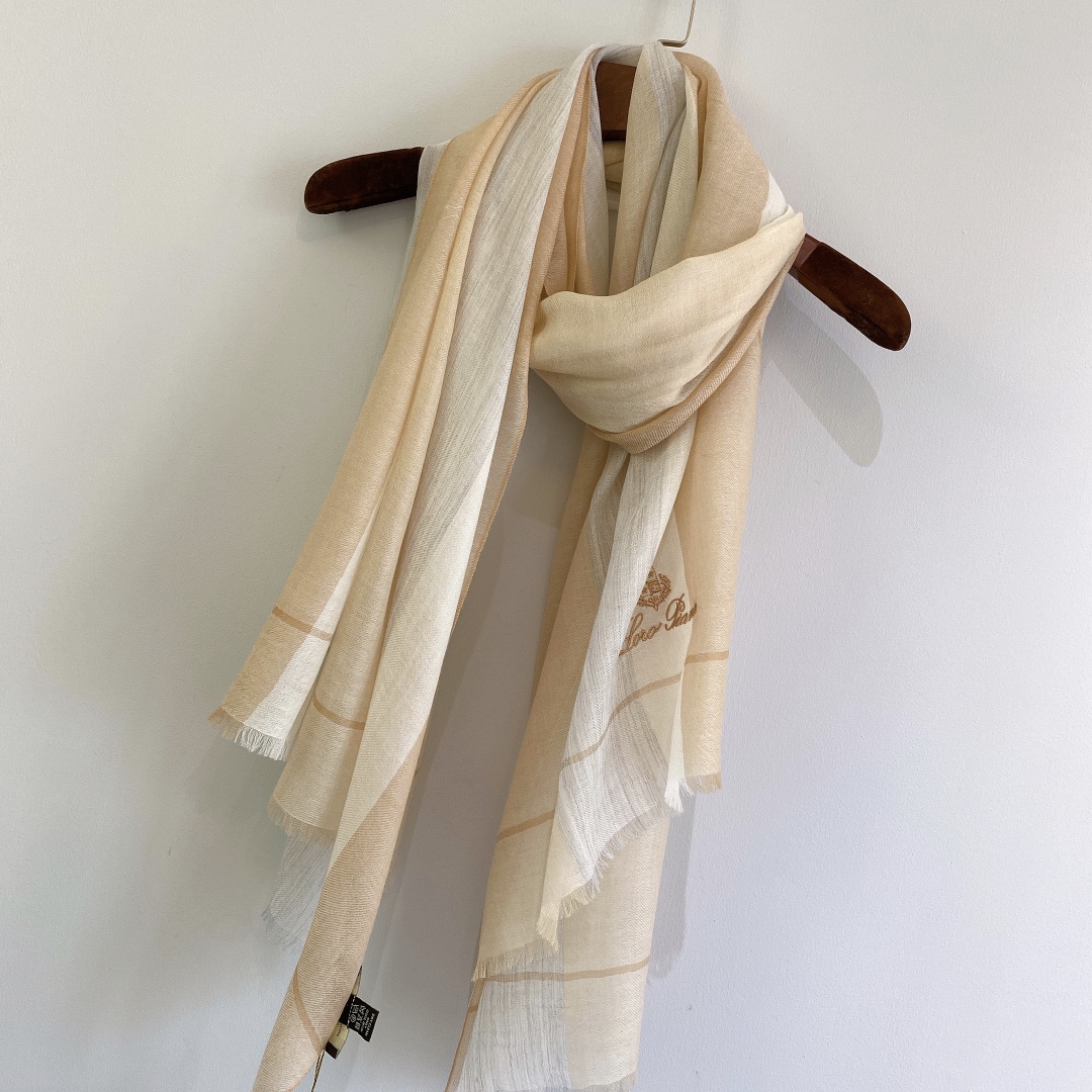 𝐋𝐨𝐫𝐨 𝐩𝐢𝐚𝐧𝐚 ring velvet scarf champagne 100% cashmere