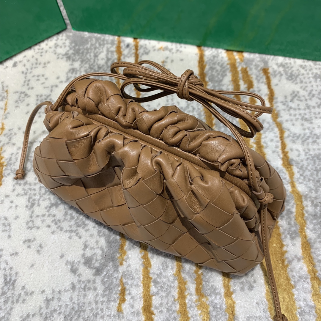 Bottega Veneta  THE MINI POUCH  #585852